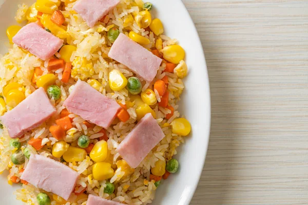 Nasi Goreng Buatan Sendiri Dengan Ham Dan Sayuran Campur Wortel — Stok Foto