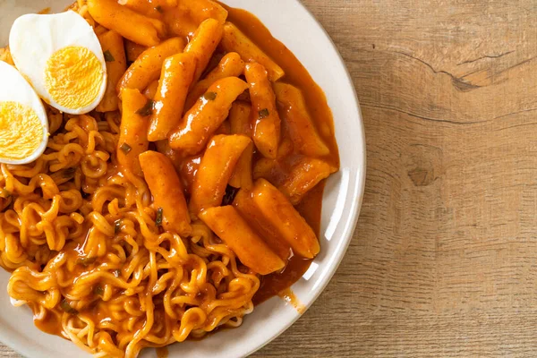 Rabokki Ramen Atau Mie Instan Korea Dan Tteokbokki Dengan Saus — Stok Foto