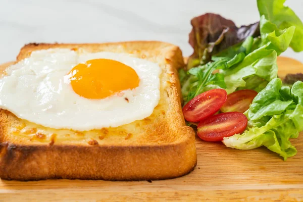 Hausgemachtes Brot Mit Käse Und Spiegelei Und Gemüsesalat Zum Frühstück — Stockfoto