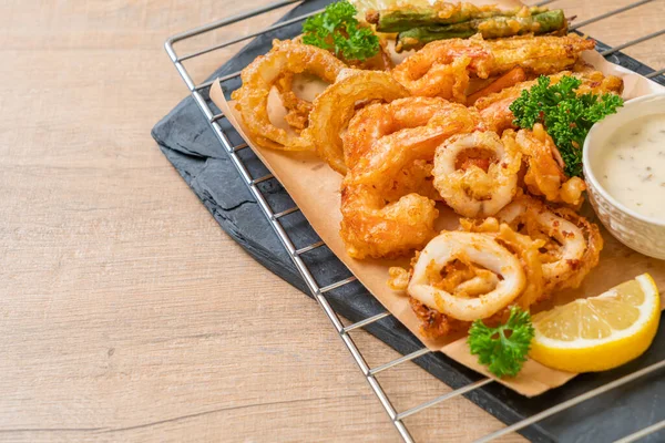 Frittierte Meeresfrüchte Garnelen Und Tintenfisch Mit Mischgemüse Ungesunder Ernährungsstil — Stockfoto