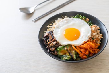 Bibimbap, Kore baharatlı salata pilav ve sahanda yumurta. Geleneksel Kore yemeği tarzı.