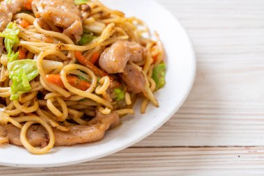 tavada kızartılmış yakisoba noodle pork - Asya gıda tarzı ile
