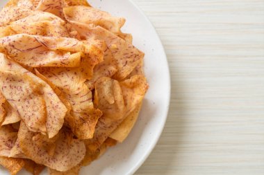 Çıtır Taro cipsi - kızarmış ya da fırında pişirilmiş taro.