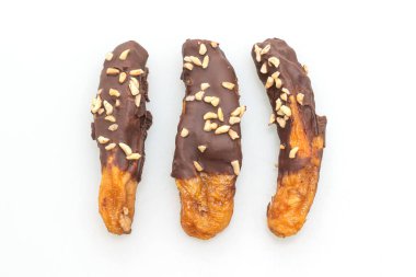 Güneş ışığı, muzlu çikolatayı kurutur ya da muz soslu çikolatayı beyaz arka planda izole eder.