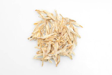 Beyaz arka planda izole edilmiş kuru ve çıtır çıtır fırın balığı.