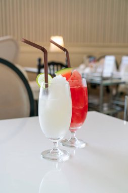 Kafe ve restoranda limonlu buzlu içecek bardağı.