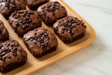 Üstünde çikolata parçacıkları olan çikolatalı browniler.
