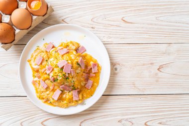 Pirinçli kremalı omlet veya jambonlu pilav ve yumuşak omlet.