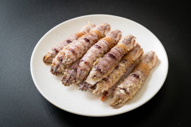 Haşlanmış kerevit ya da peygamber devesi karidesi ya da baharatlı deniz ürünleri soslu stomatopod.