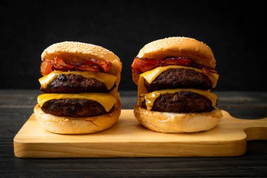 Peynir ve pastırmalı hamburger veya sığır burger - sağlıksız yemek tarzı.