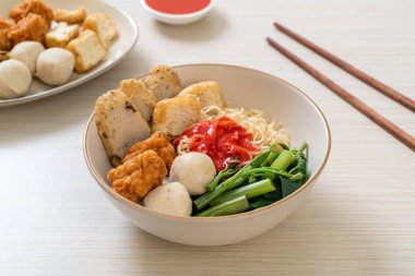 Balık köfteli erişte ve pembe soslu karides köftesi, Yen Ta Four veya Yen Ta Fo - Asya yemeği tarzı