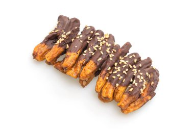 Güneş ışığı, muzlu çikolatayı kurutur ya da muz soslu çikolatayı beyaz arka planda izole eder.