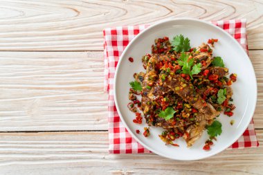 Kızarmış Mantid Karidesi ya da Acılı ve Tuzlu Kerevit Deniz Ürünleri Stili