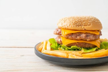 Domuz burger veya peynirli domuz burger ve patates kızartması.