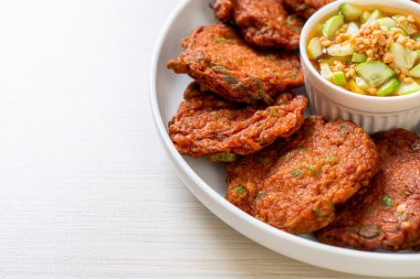 Kızarmış balık köftesi ya da kızarmış balık keki. Asya usulü.