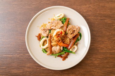 Kızarmış pirinç vermicelli ve karışık et ile su mimozası - Asya yemeği tarzı.