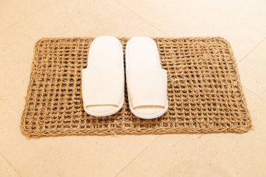 Beyaz terlik otel odasında.