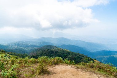 Tayland, Chiang Mai 'deki Kew Mae Pan Doğa Yolu' nda bulutlu ve mavi gökyüzü olan güzel bir dağ tabakası.