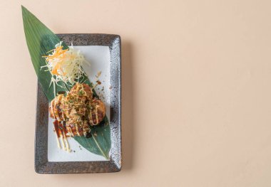 Takoyaki köftesi ya da ahtapot köftesi - Japon yemeği tarzı.