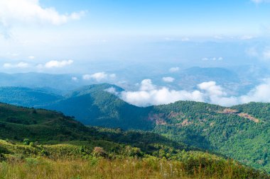 Tayland, Chiang Mai 'deki Kew Mae Pan Doğa Yolu' nda bulutlu ve mavi gökyüzü olan güzel bir dağ tabakası.