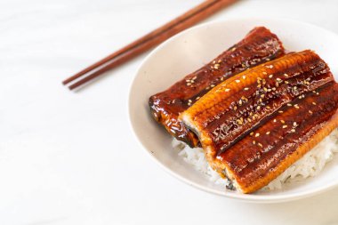 Japon yılan balığı pilav kasesi ya da Unagi don ile kızartılır.