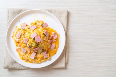 Pirinçli kremalı omlet veya jambonlu pilav ve yumuşak omlet.