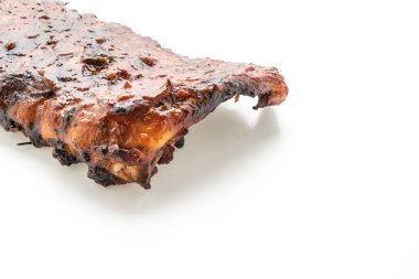 Beyaz arka planda ızgara ve ızgara pirzola.