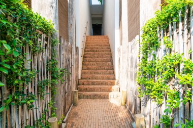 Bahçeye çıkan tuğla merdiven.