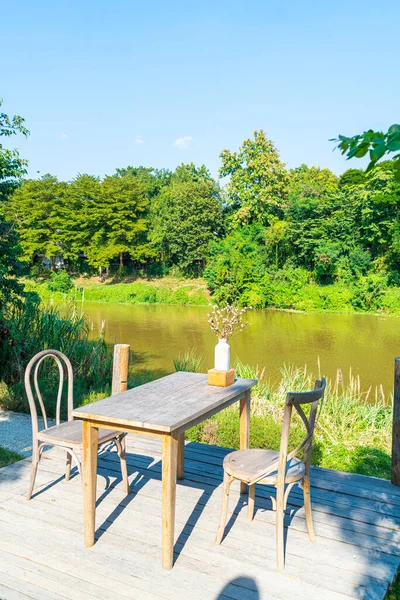 Leerer Tisch Und Stuhl Mit Flussblick Und Blauem Himmel — Stockfoto
