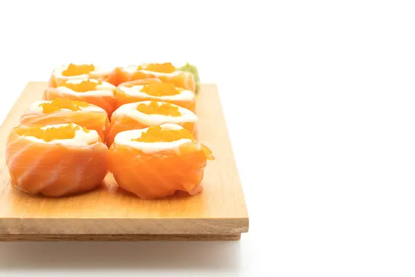 Rouleau Sushi Saumon Frais Avec Mayonnaise Oeuf Crevettes Isolé Sur — Photo