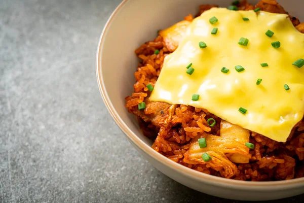 Kimchi Arroz Frito Con Cerdo Queso Rematado Estilo Asiático Fusión —  Fotos de Stock