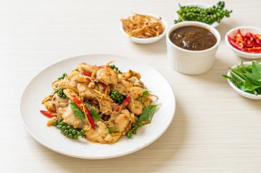 Balık ve otla karıştırılmış kutsal fesleğen. Asya usulü.