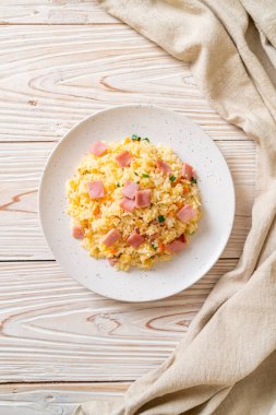 Ev yapımı, jambonlu pilav.