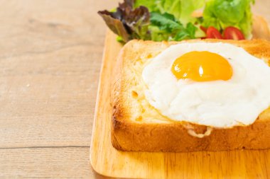 Peynirli ev yapımı ekmek ve kahvaltıda sebze salatasıyla birlikte kızarmış yumurta.