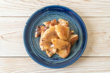 Hindistan cevizi soslu ızgara muz.