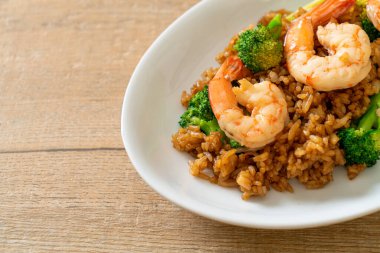 Brokoli ve karidesli kızarmış pirinç.