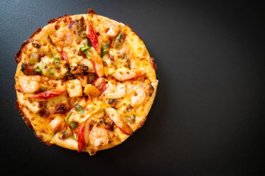 Tahta tepside deniz ürünleri (karides, ahtapot, midye ve yengeç) pizza
