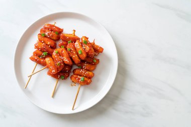 Kore usulü baharatlı soslu kızarmış Kore pirinç keki (Tteokbokki).