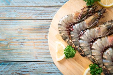 Taze kaplan karidesi ya da tahta üzerinde karides