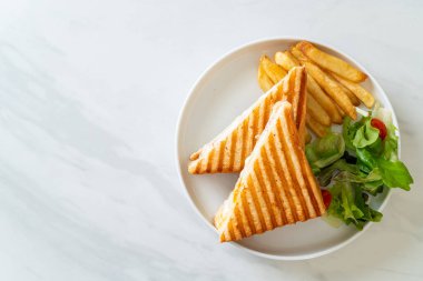 jambonlu sandviç, yumurta ve patates.