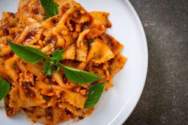 Fesleğenli farfalle makarna ve domates soslu sarımsak - İtalyan sosu