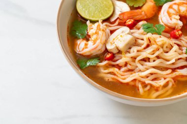 Karidesli baharatlı erişte çorbası (Tom Yum Kung) - Asya yemeği tarzı