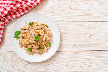 Sarımsaklı ve biberli kızarmış tavuk.