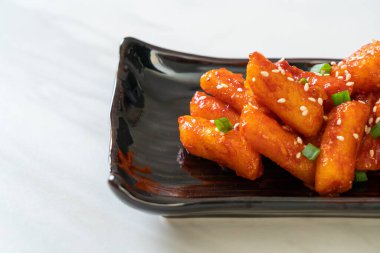 Kore usulü baharatlı pirinç keki (Tteokbokki).