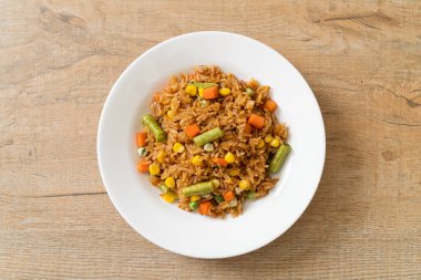 Yeşil bezelyeli kızarmış pirinç, havuç ve mısır - vejetaryen ve sağlıklı gıda tarzı