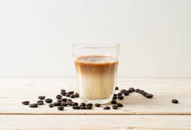 Kirli kahve bardağı, sıcak espresso ile kaplanmış soğuk süt.