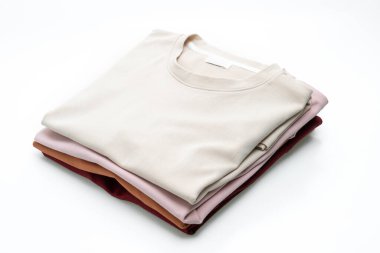 beyaz arkaplanda yalıtılmış t-shirt