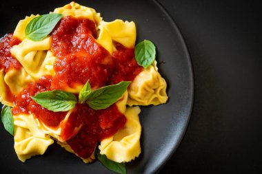 Domates soslu İtalyan tortellini makarnası - İtalyan yemeği tarzı.
