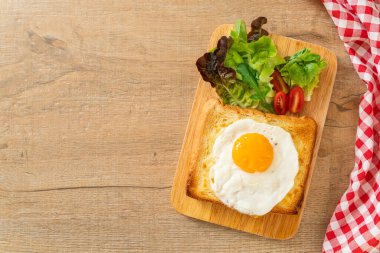 Peynirli ev yapımı ekmek ve kahvaltıda sebze salatasıyla birlikte kızarmış yumurta.