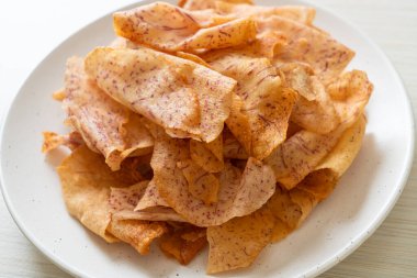 Çıtır Taro cipsi - kızarmış ya da fırında pişirilmiş taro.